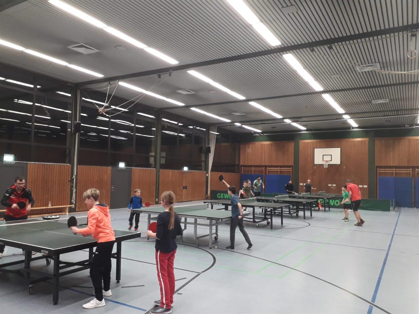 Jugendtraining an den Tischen